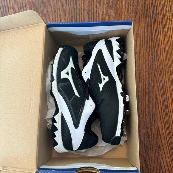 Mizuno Women’s Metal Softball Cleats - Picture 3 of 6